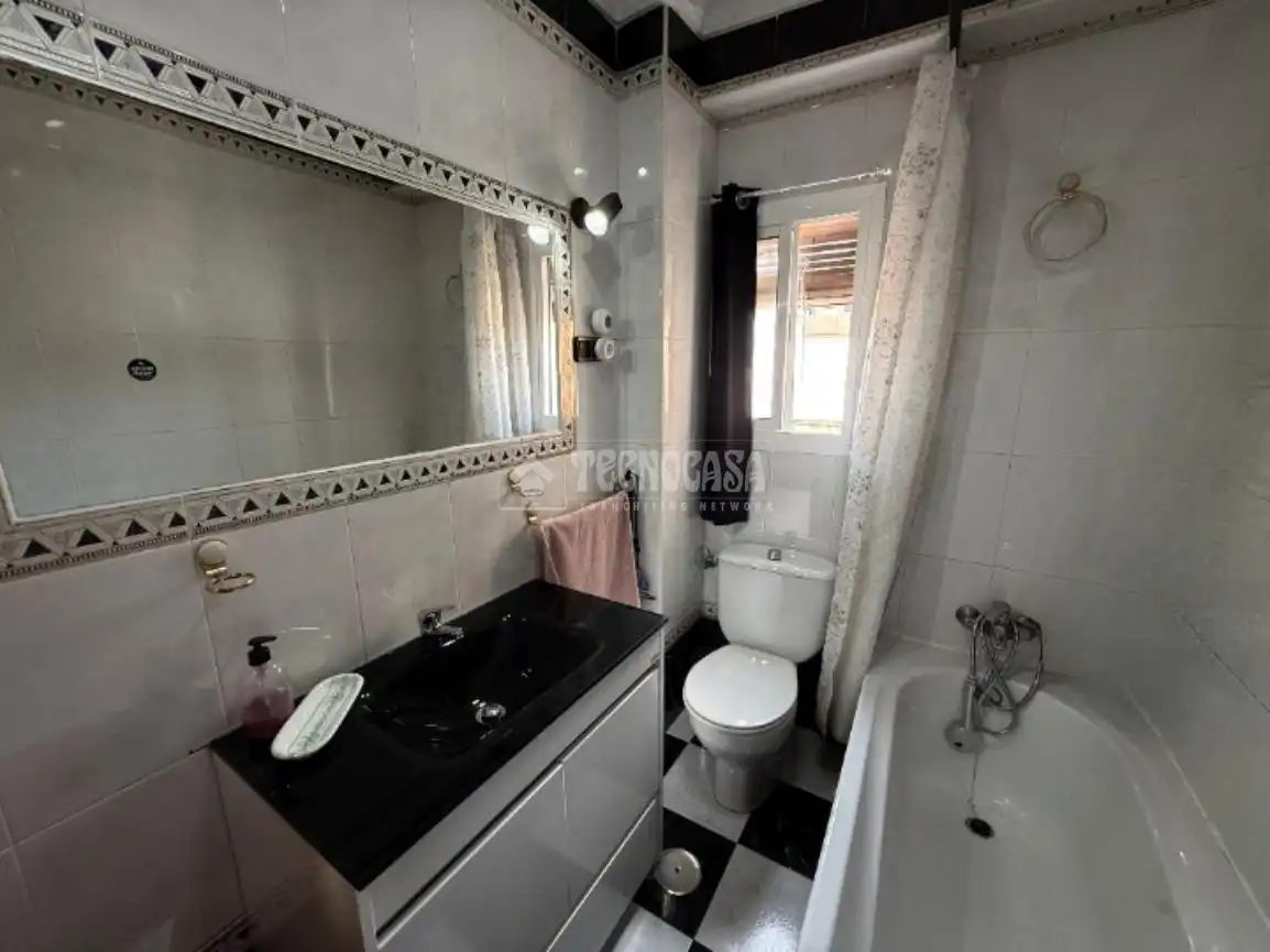 Bathroom of Flat for sale in Málaga  with Air Conditioner and Terrace