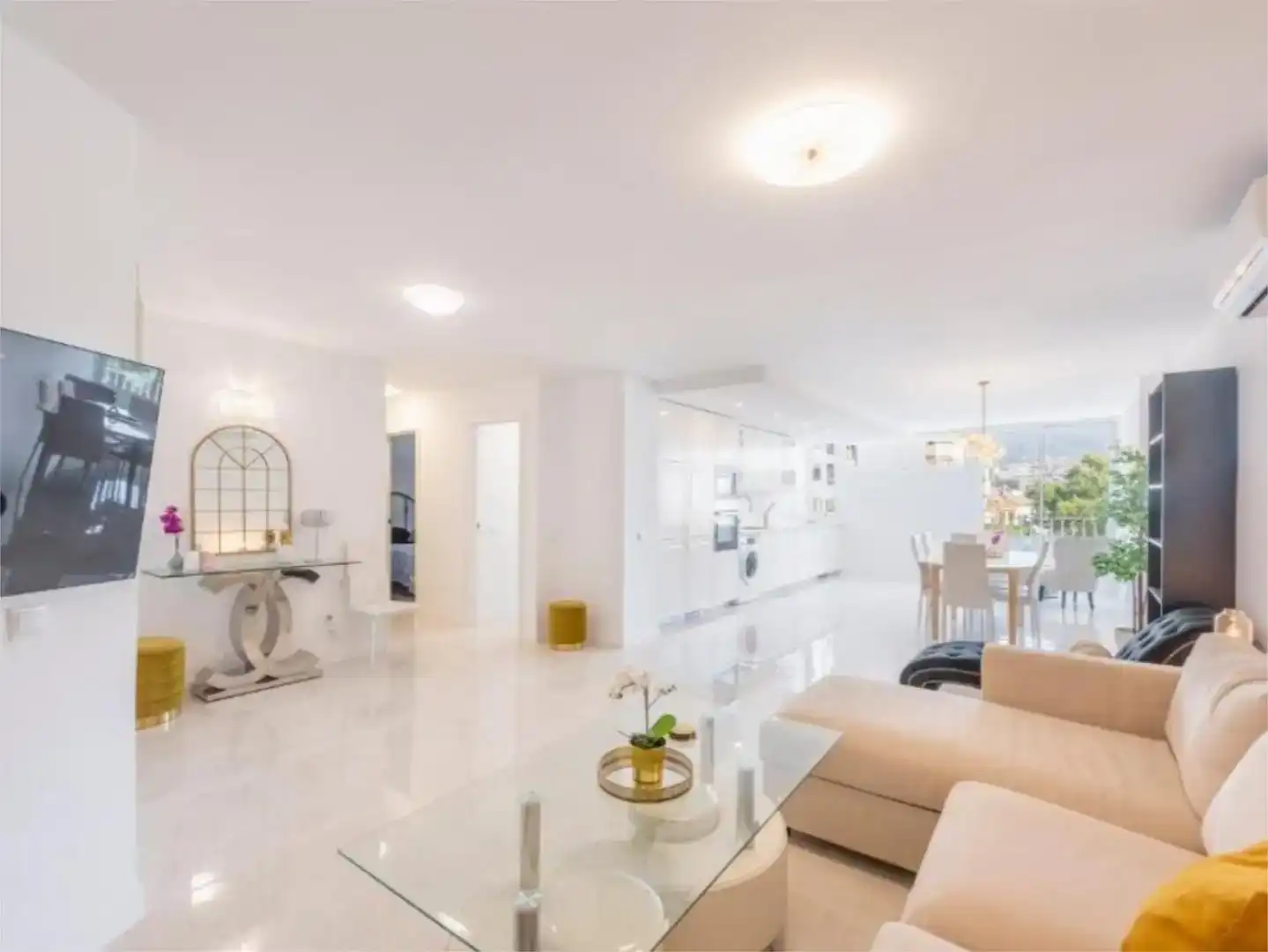Wohnzimmer von Wohnung zur Miete in Marbella mit Klimaanlage, Schwimmbad und Balkon