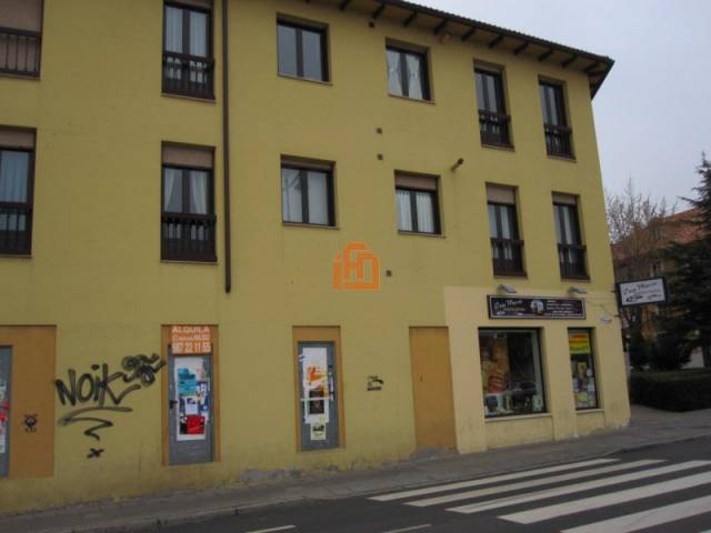 Local comercial en Alquiler en Arquitecto Ramón Cañas del Río en San Mamés - La Palomera