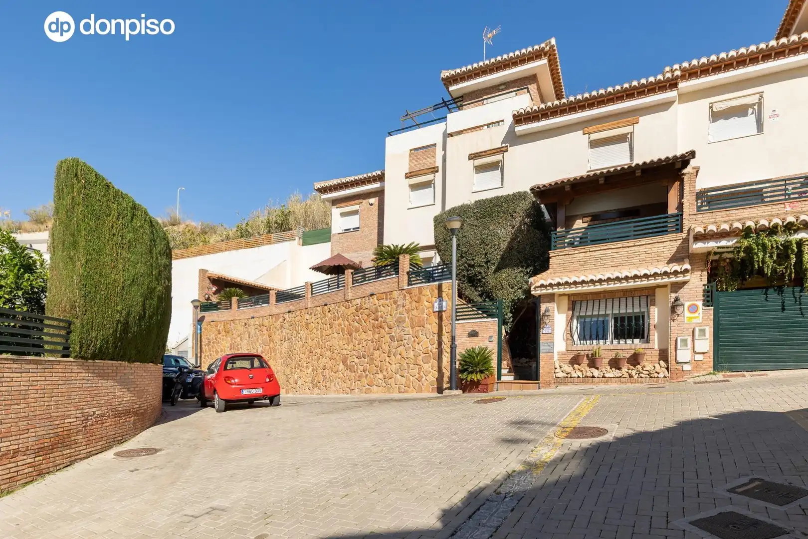 Vista exterior de Casa o chalet en venta en Granada con Jardín privado, Terraza y Piscina