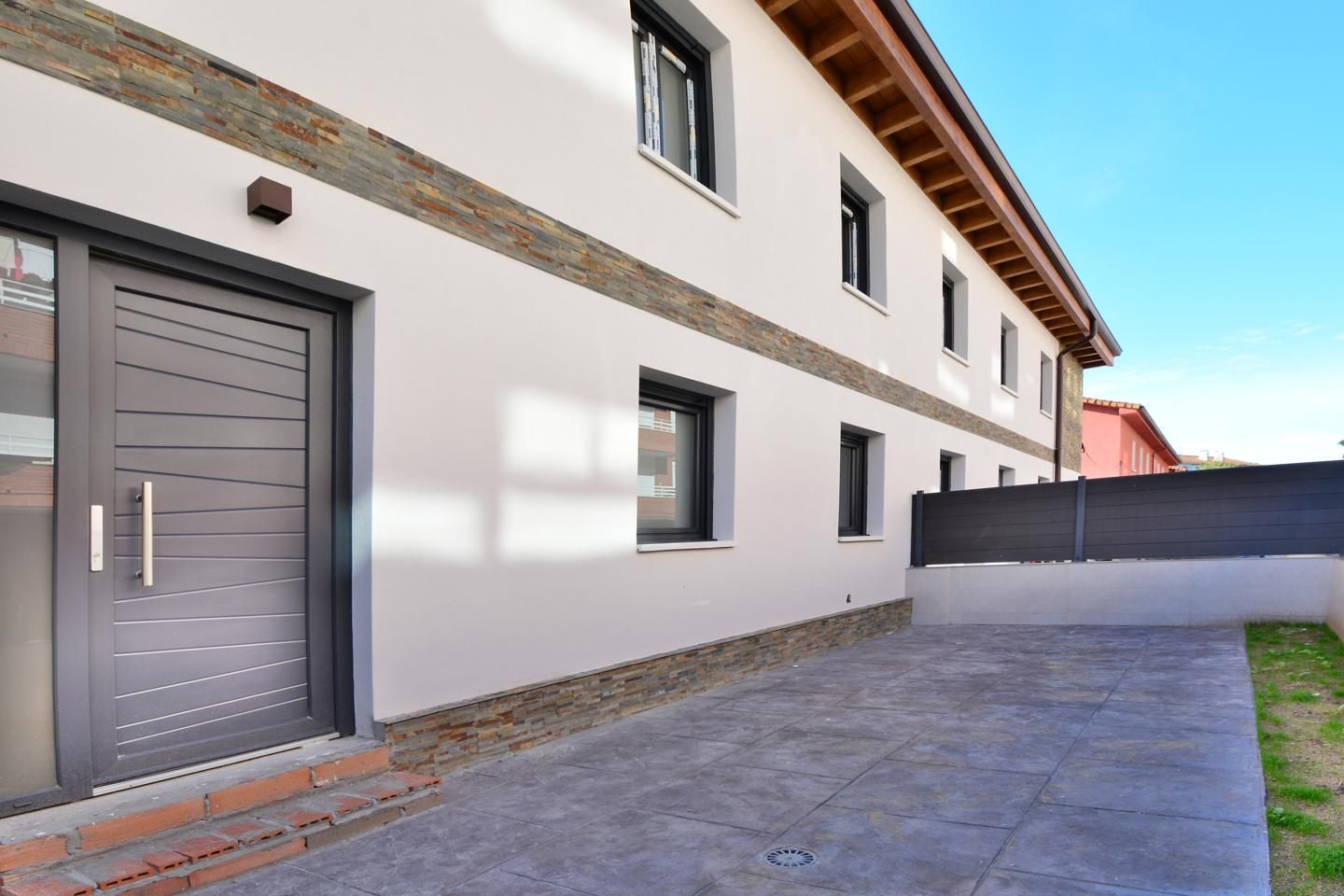 Vista exterior de Planta baixa en venda en Laredo amb Calefacció i Terrassa