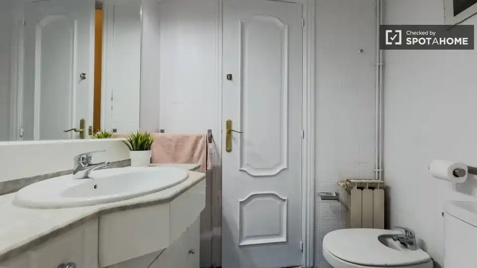 Baño de Piso para compartir en Eixample