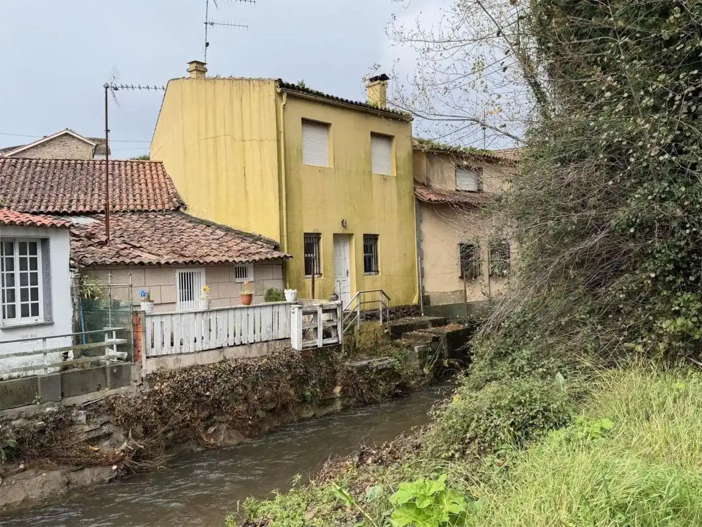 Vista exterior de Casa adosada en venda en Vilagarcía de Arousa amb Balcó