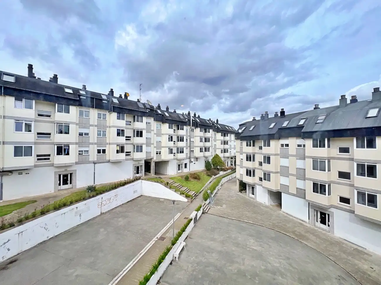 Vista exterior de Dúplex en venta en Lugo con Calefacción, Jardín privado y Parquet