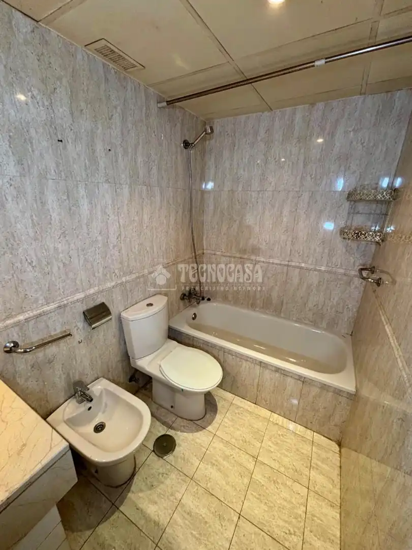 Baño de Piso en venta en Madrid con Aire acondicionado, Calefacción y Piscina comunitaria