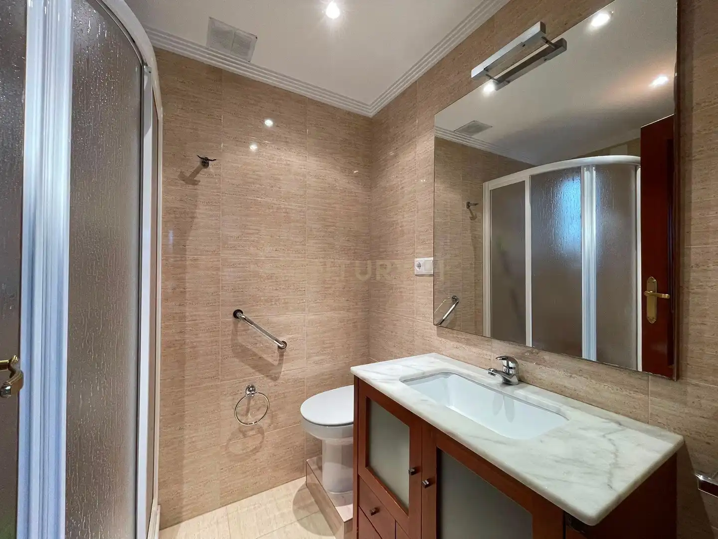 Bathroom of Apartments for rent in Granada  with Air Conditioner, Washing machine and Balcony