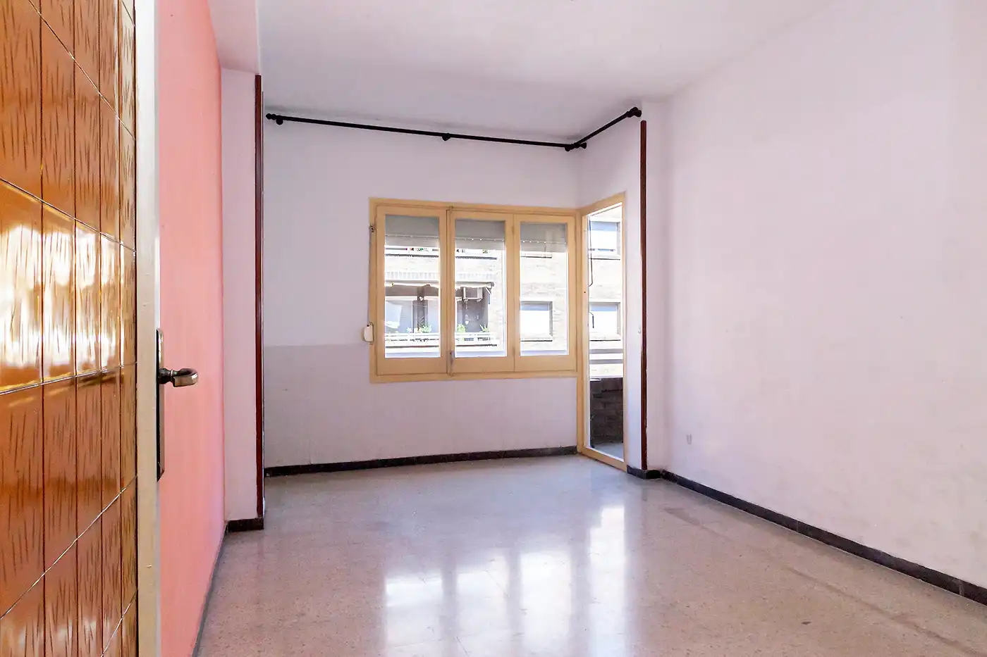 Habitación de Piso en venta en Barcelona con Balcón y Alarma