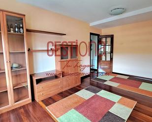 Sala d'estar de Apartament en venda en Castro-Urdiales amb Balcó