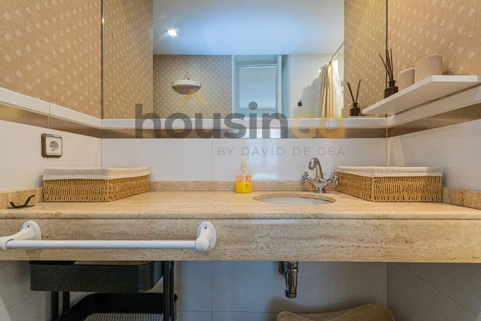 Bathroom of Flat for rent in Madrid  with Air Conditioner, Heating and Parquet flooring