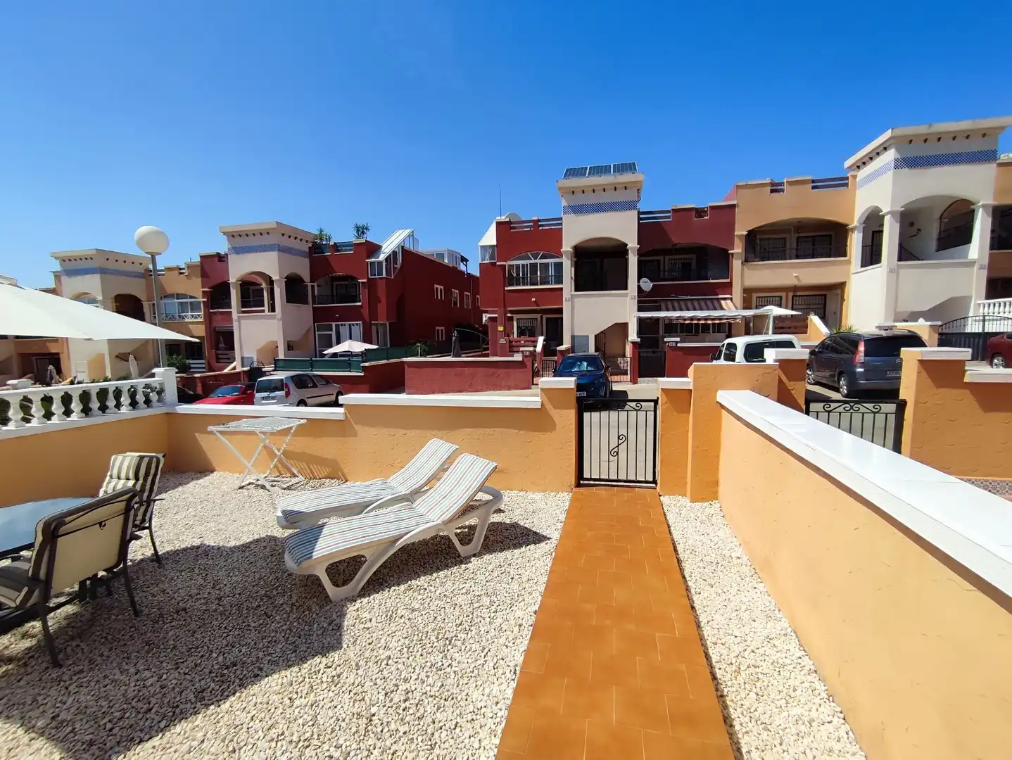 Terrasse von Einfamilien-Reihenhaus zum Verkauf in Orihuela mit Klimaanlage, Terrasse und Möbliert