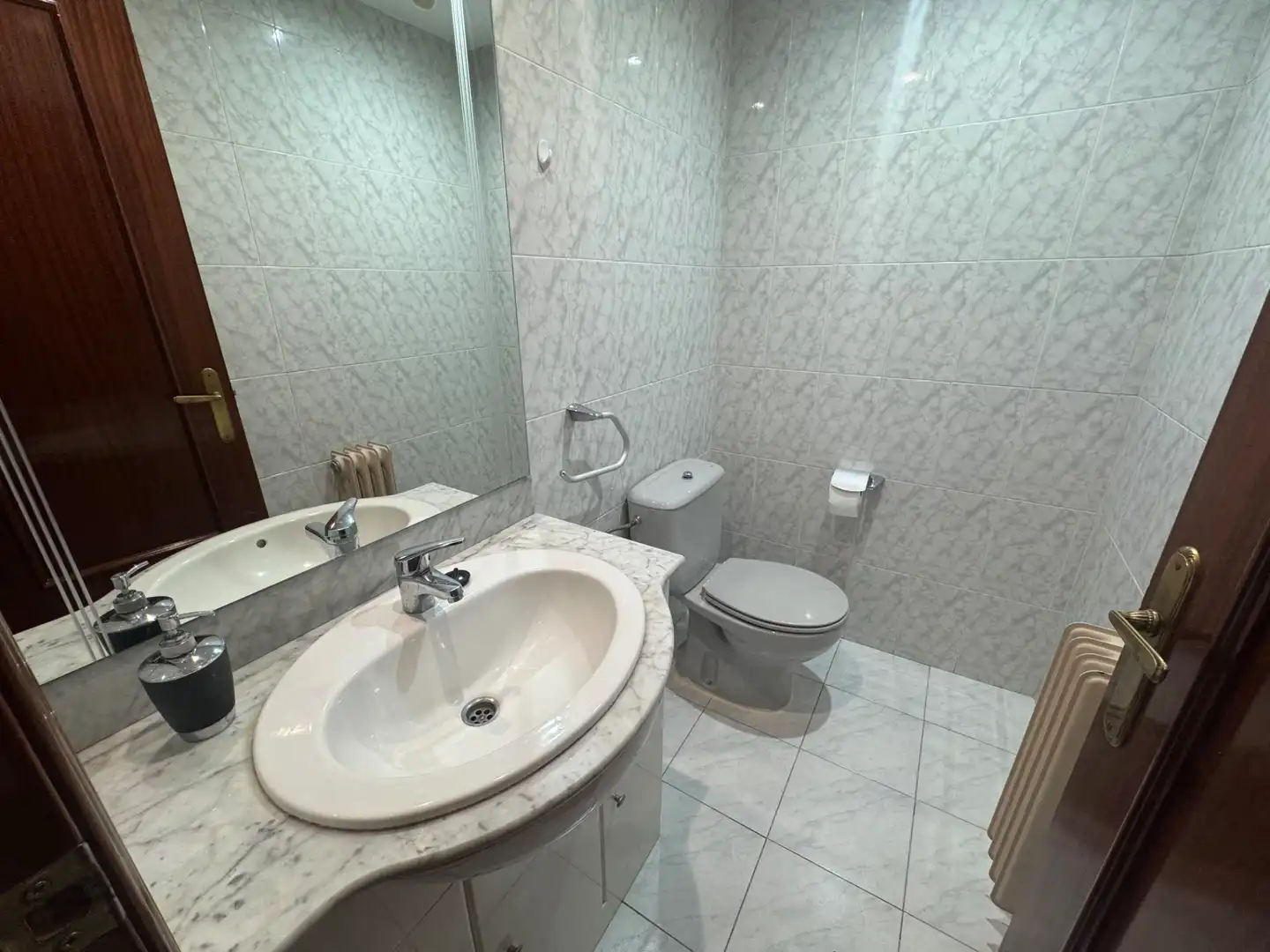Baño de Piso de alquiler en Jaén con Aire acondicionado, Calefacción y Trastero