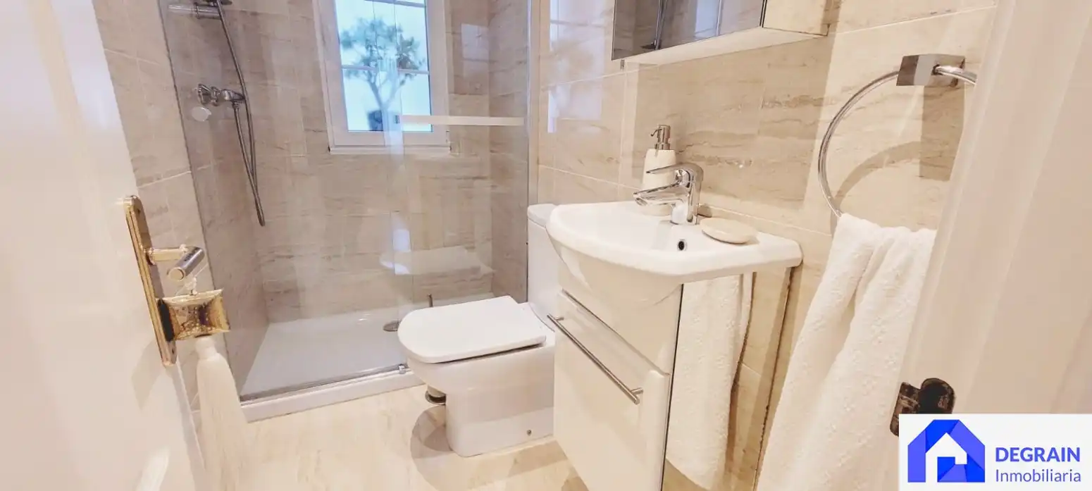 Bathroom of Flat for sale in Oviedo   with Heating