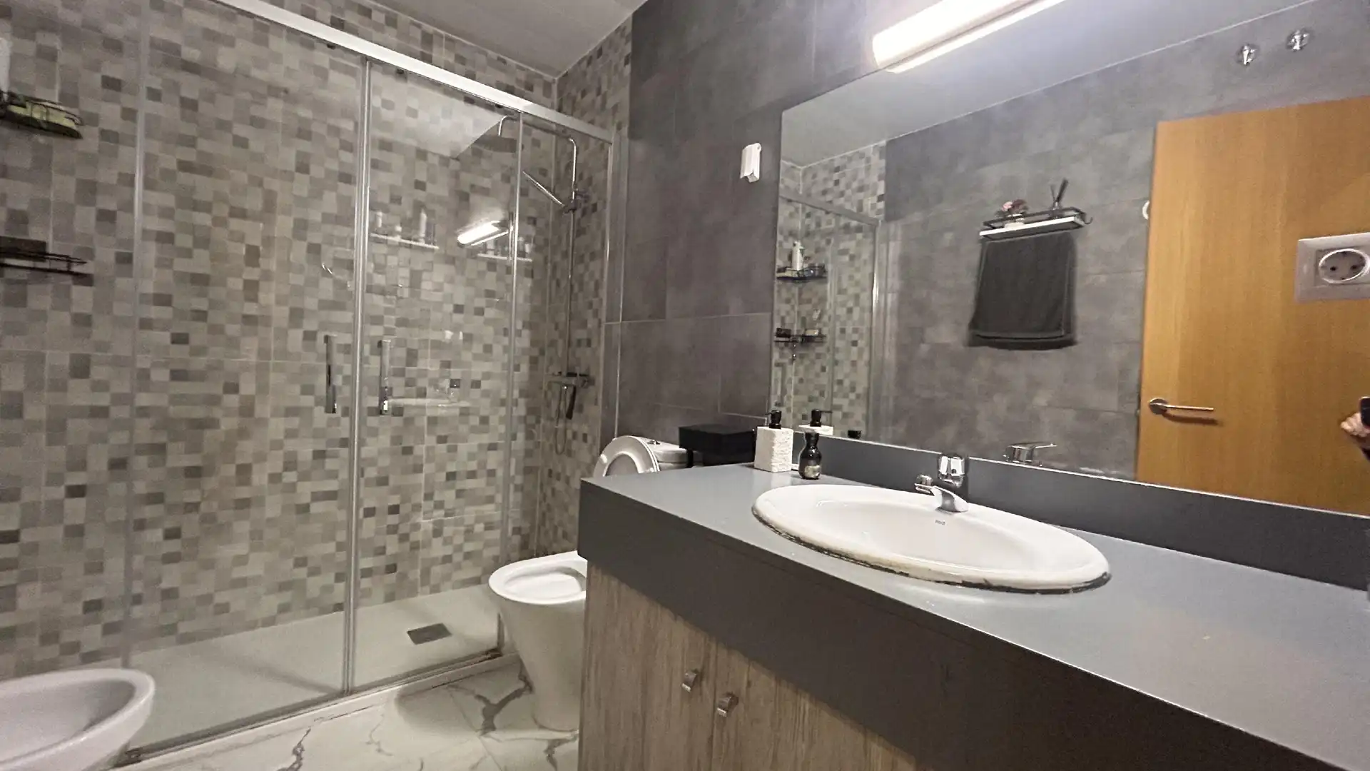 Bathroom of Flat for sale in Sant Andreu de la Barca  with Air Conditioner, Heating and Storage room