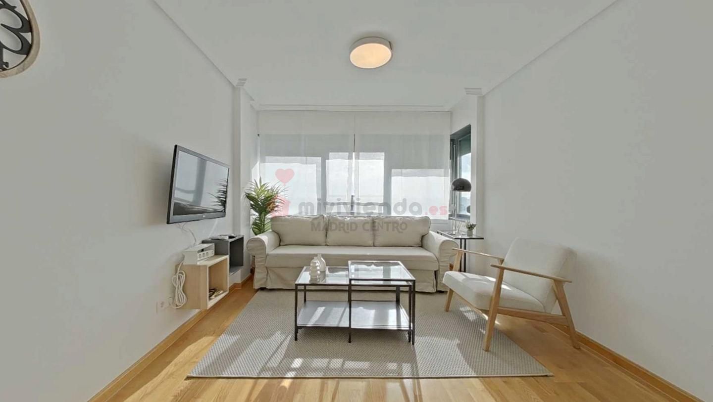 Sala d'estar de Apartament de lloguer en  Madrid Capital amb Aire condicionat, Calefacció i Parquet