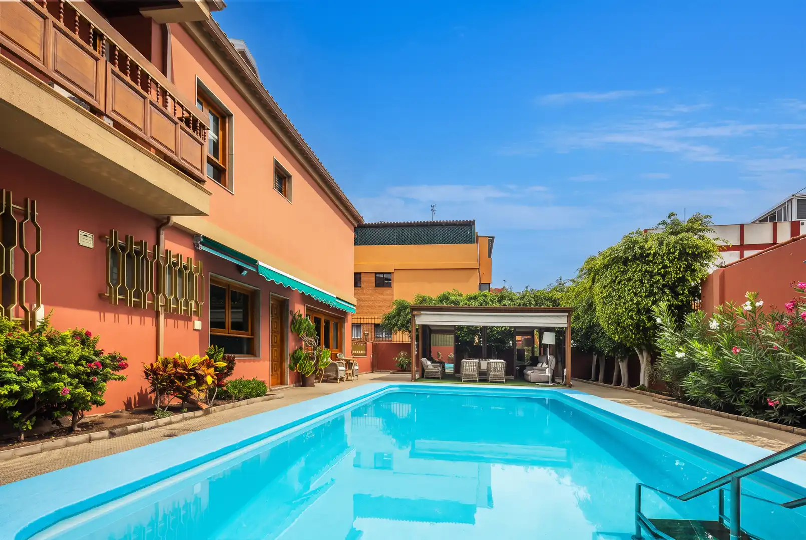 Piscina de Casa o xalet en venda en Las Palmas de Gran Canaria amb Aire condicionat, Jardí privat i Terrassa