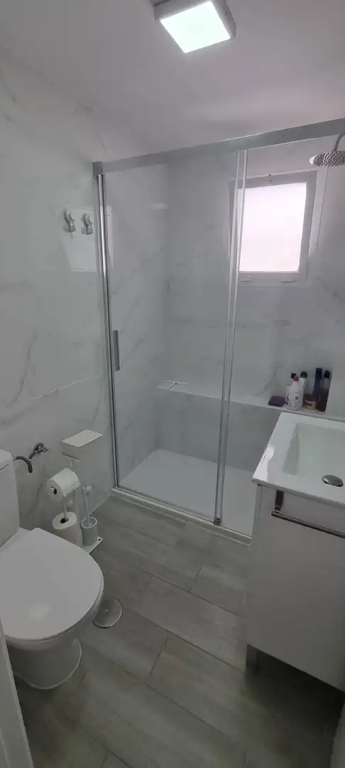 Bany de Pis en venda en Fuengirola amb Aire condicionat, Calefacció i Jardí privat