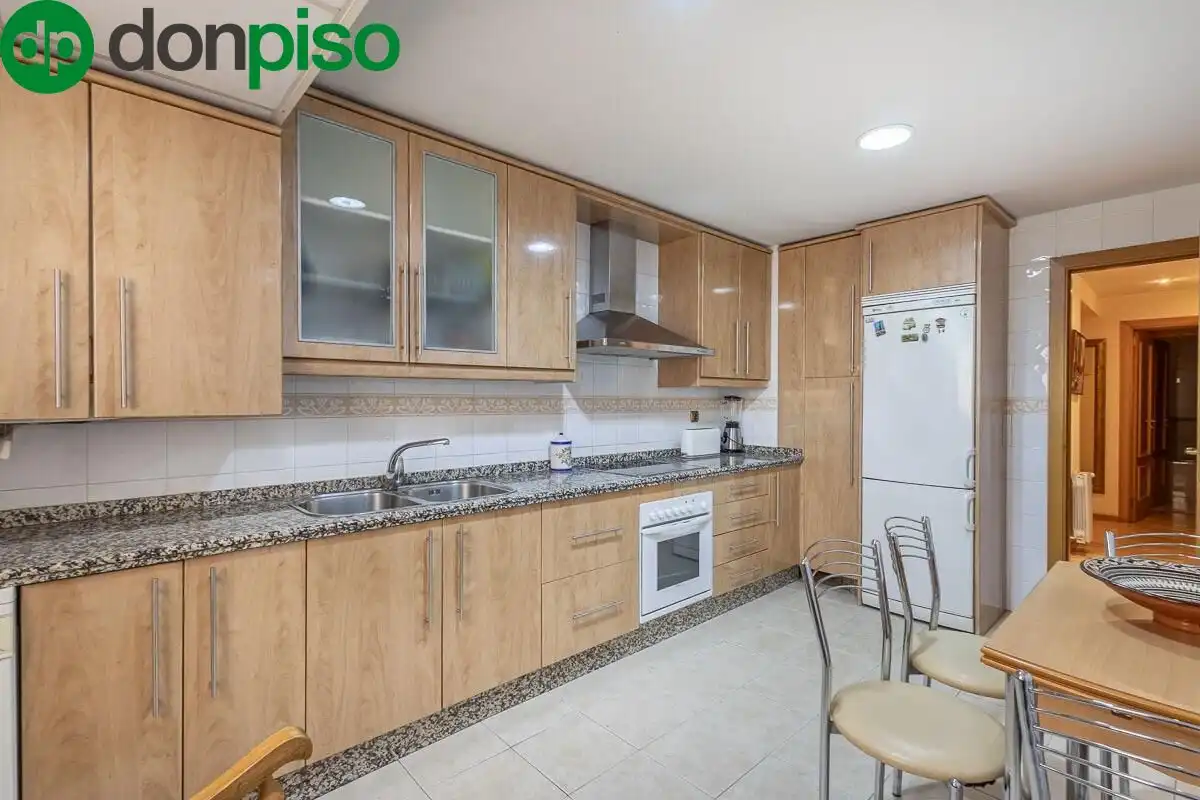 Kitchen of Flat for sale in Granada