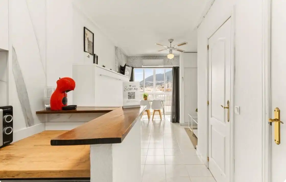Küche von Wohnung zum Verkauf in Benalmádena mit Klimaanlage, Privatgarten und Möbliert