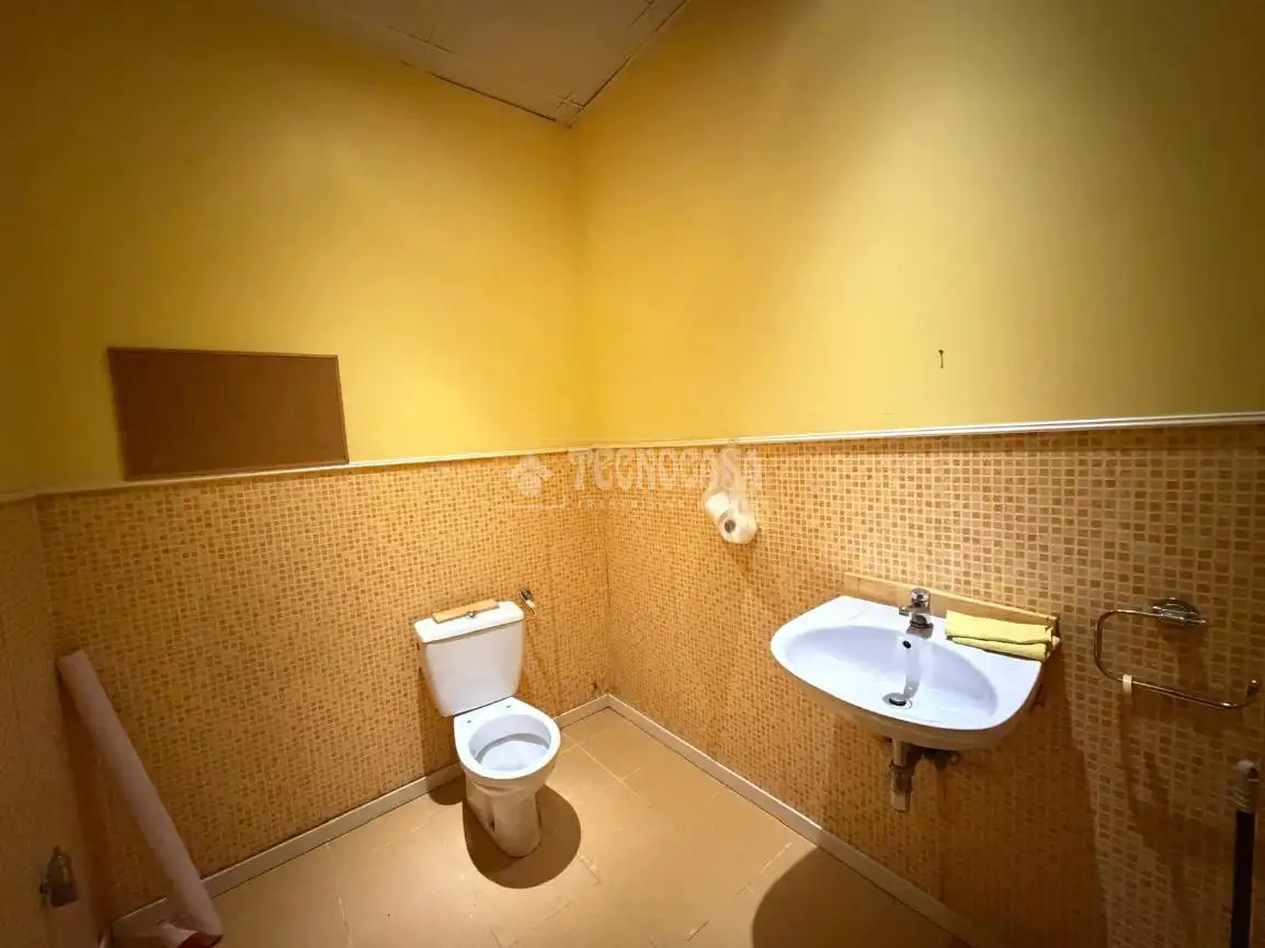 Bathroom of Commercial properties for rent in Sevilla