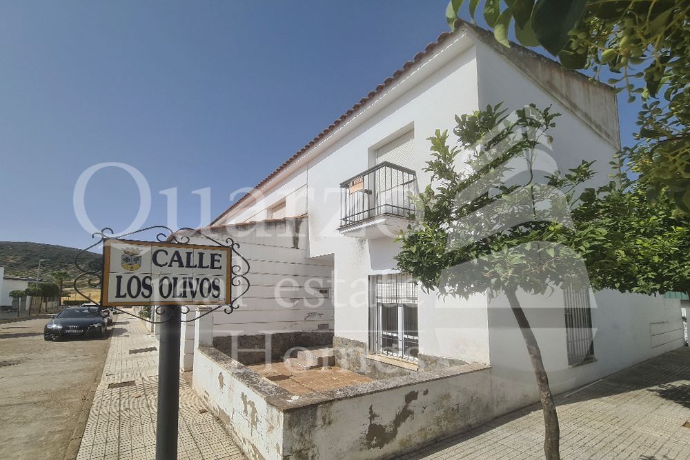 Exterior view of Single-family semi-detached for sale in Peraleda del Zaucejo
