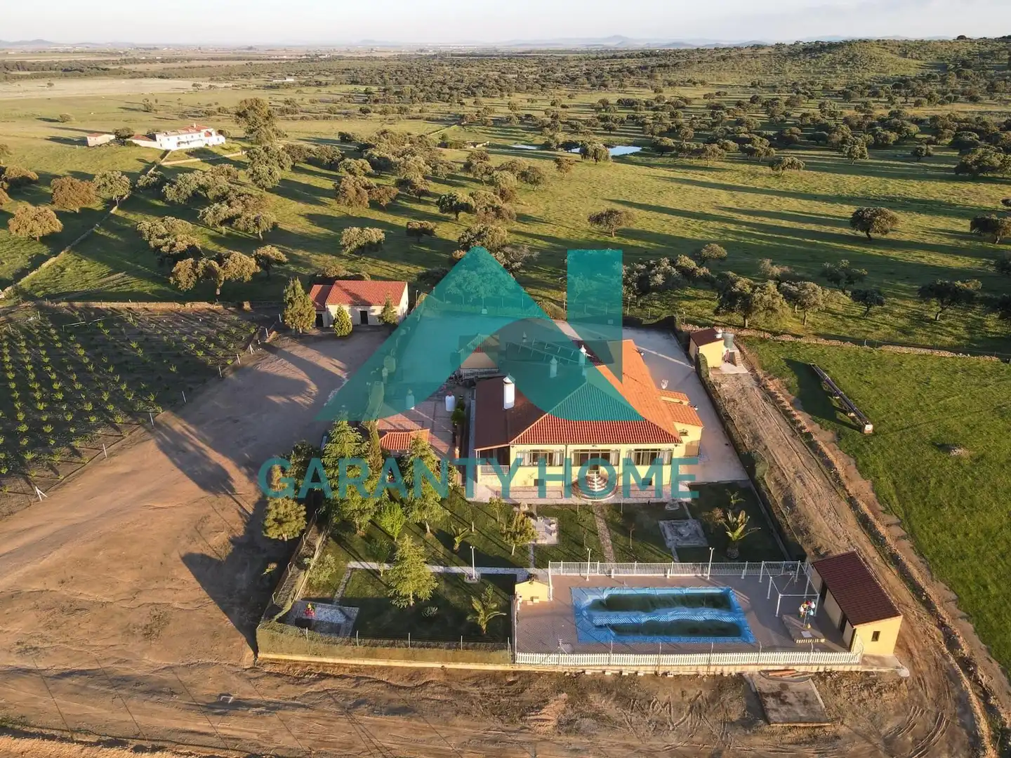 Vista exterior de Casa o xalet en venda en Almoharín amb Aire condicionat, Calefacció i Jardí privat