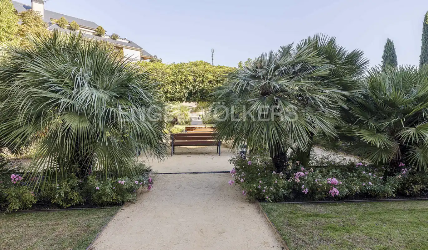 Jardín de Dúplex en venta en Majadahonda con Aire acondicionado, Calefacción y Terraza