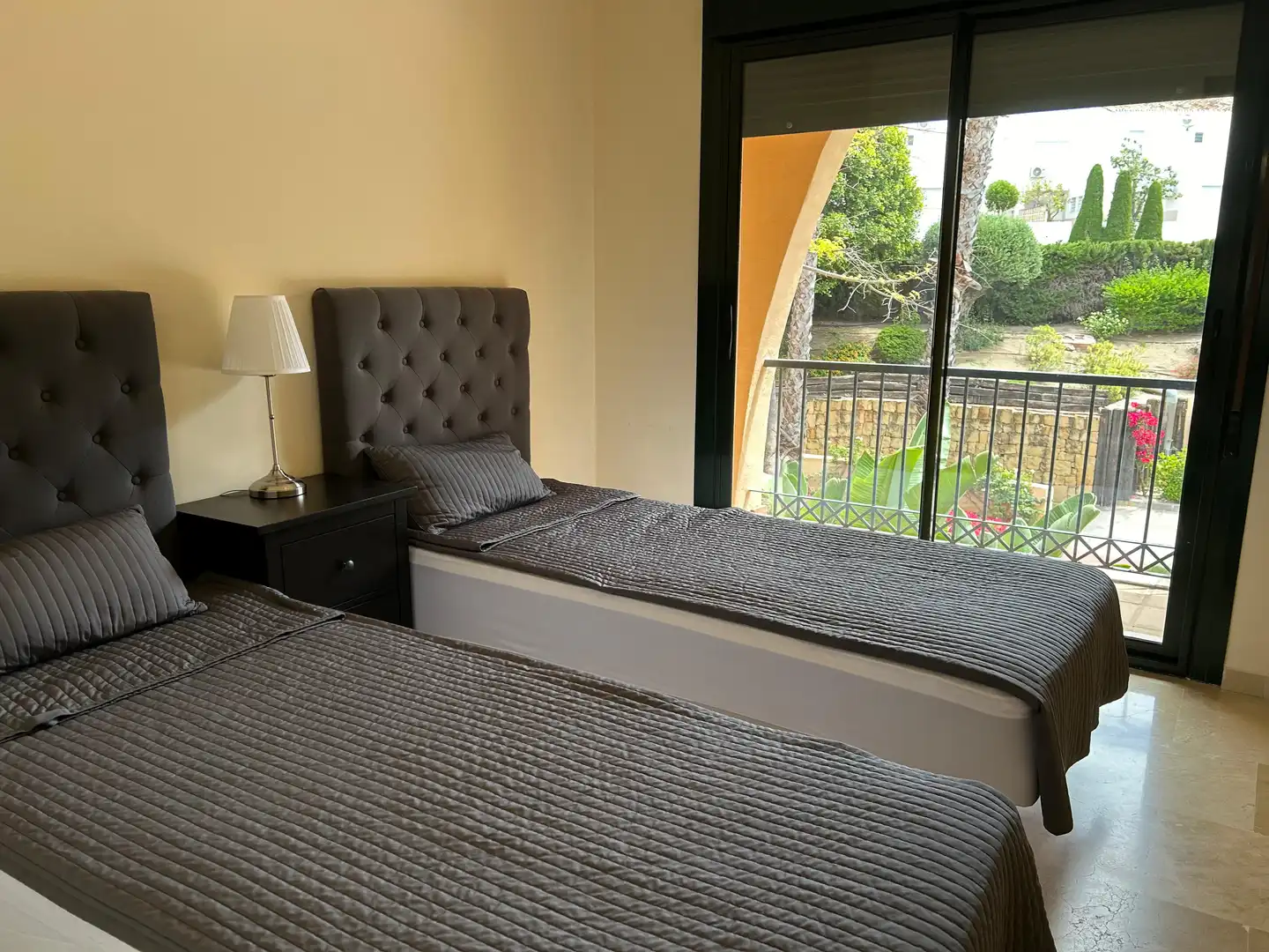 Dormitori de Apartament de lloguer en Estepona amb Aire condicionat, Moblat i Internet