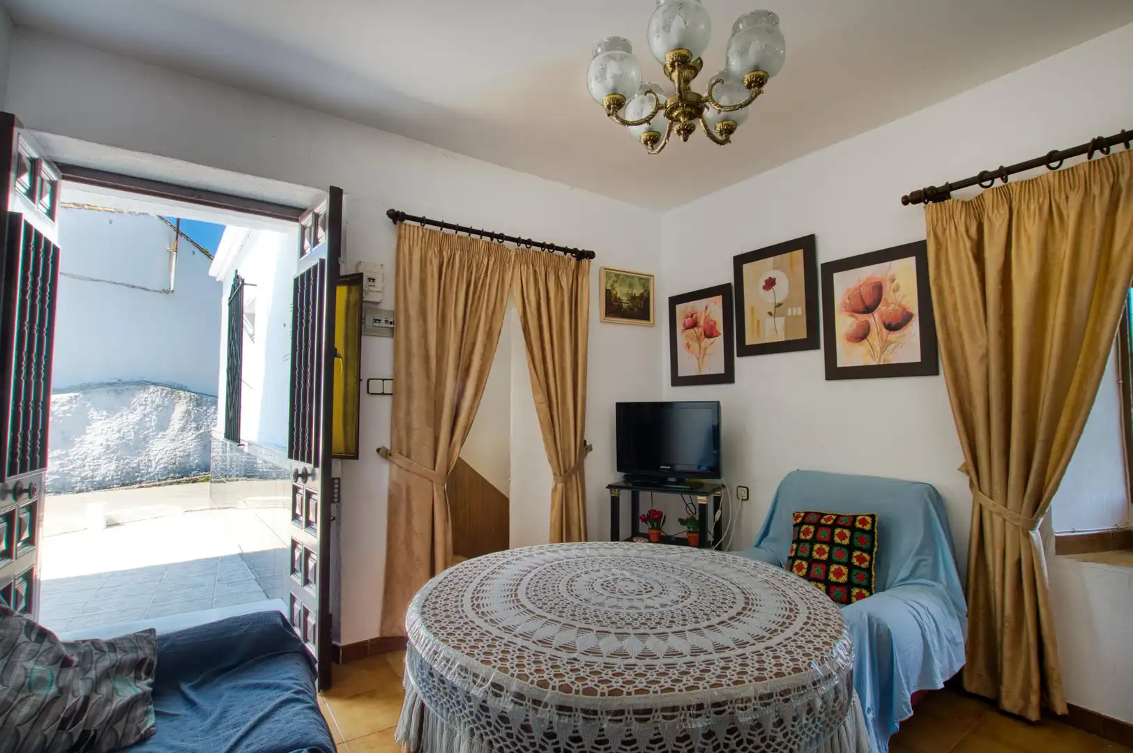 Sala d'estar de Casa adosada en venda en Canillas de Aceituno amb Jardí privat