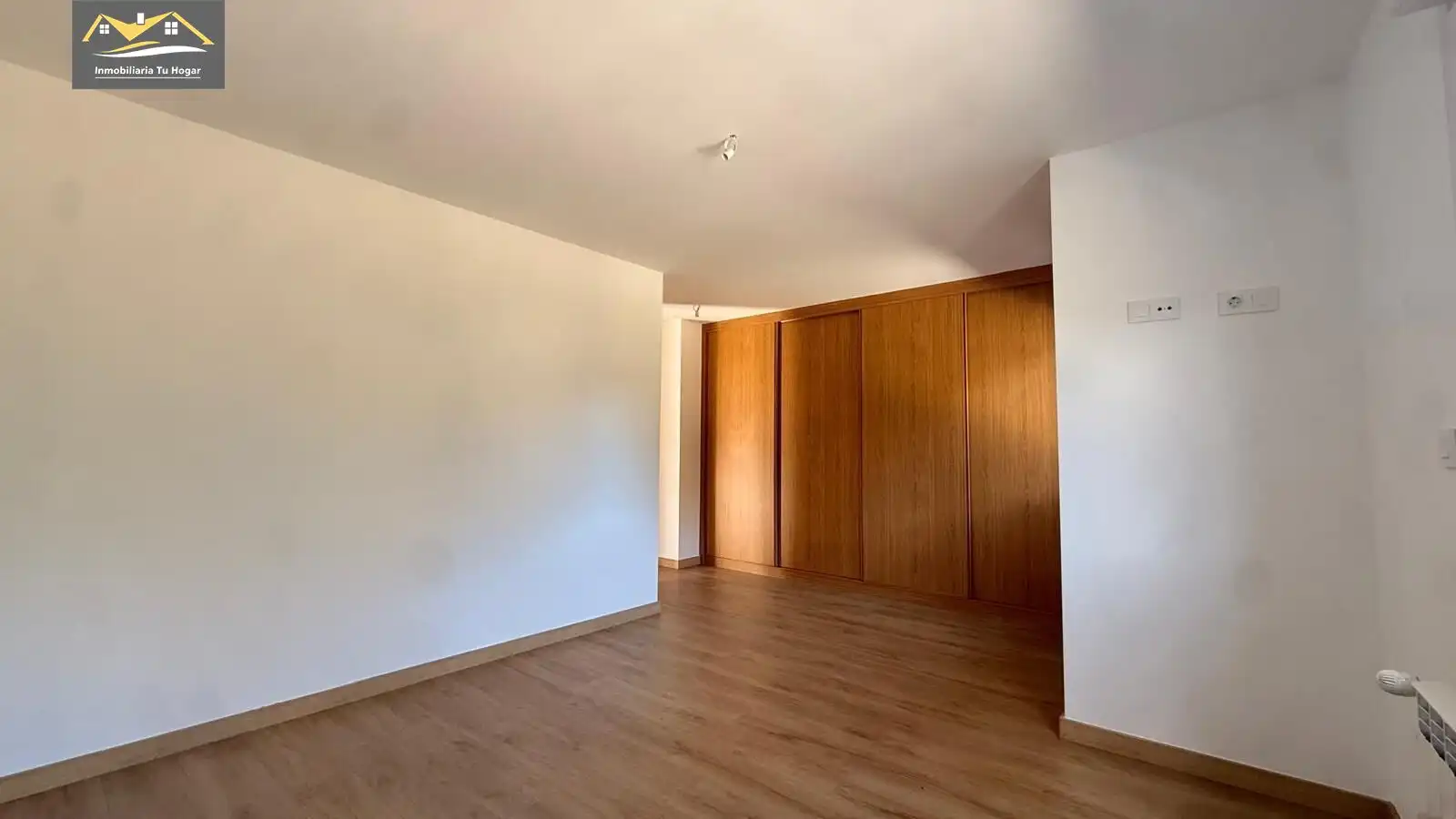 Dormitori de Casa adosada en venda en Allariz amb Calefacció, Jardí privat i Terrassa