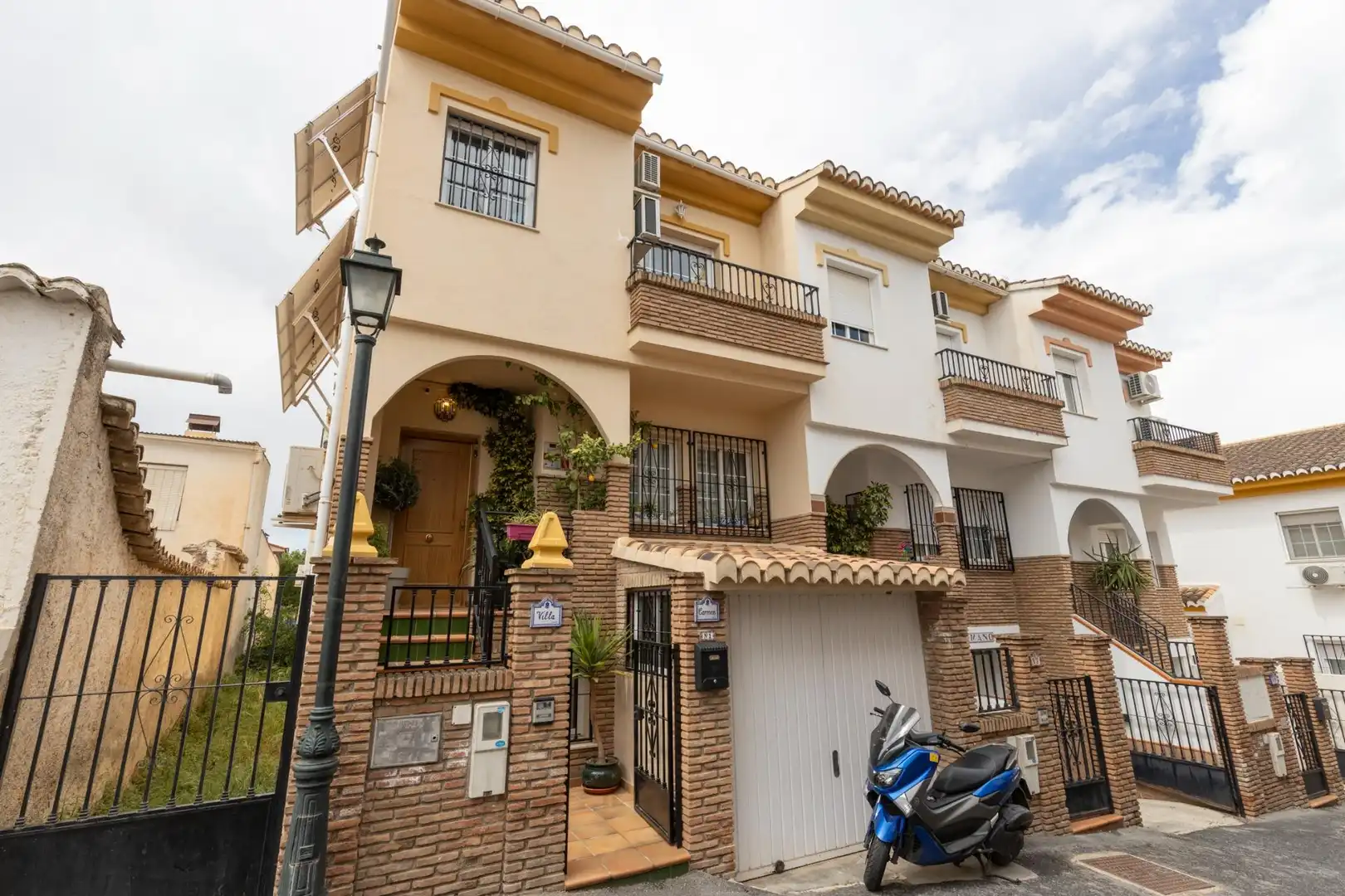 Vista exterior de Casa adosada en venta en Cájar con Aire acondicionado, Calefacción y Parquet