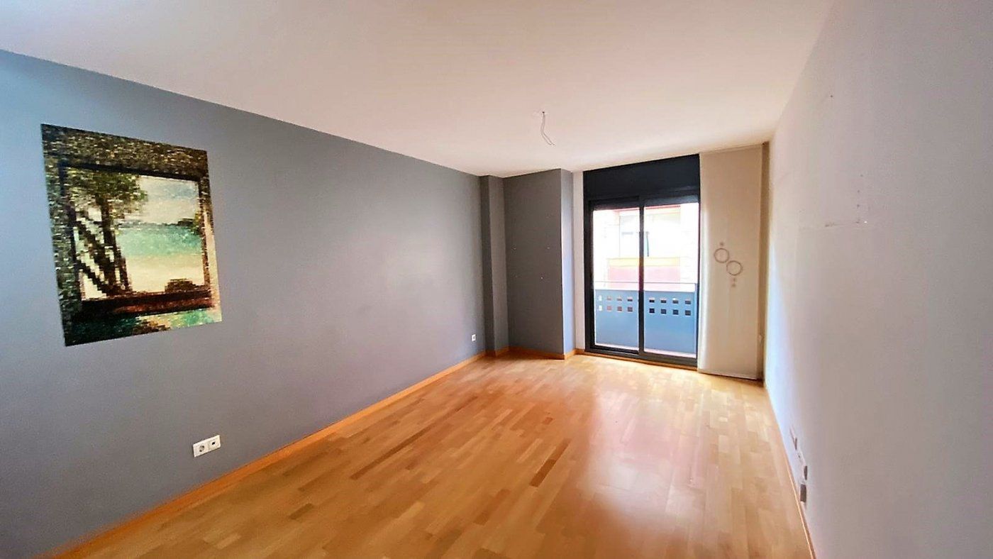 Dormitori de Pis en venda en Cornellà de Llobregat amb Aire condicionat, Terrassa i Balcó