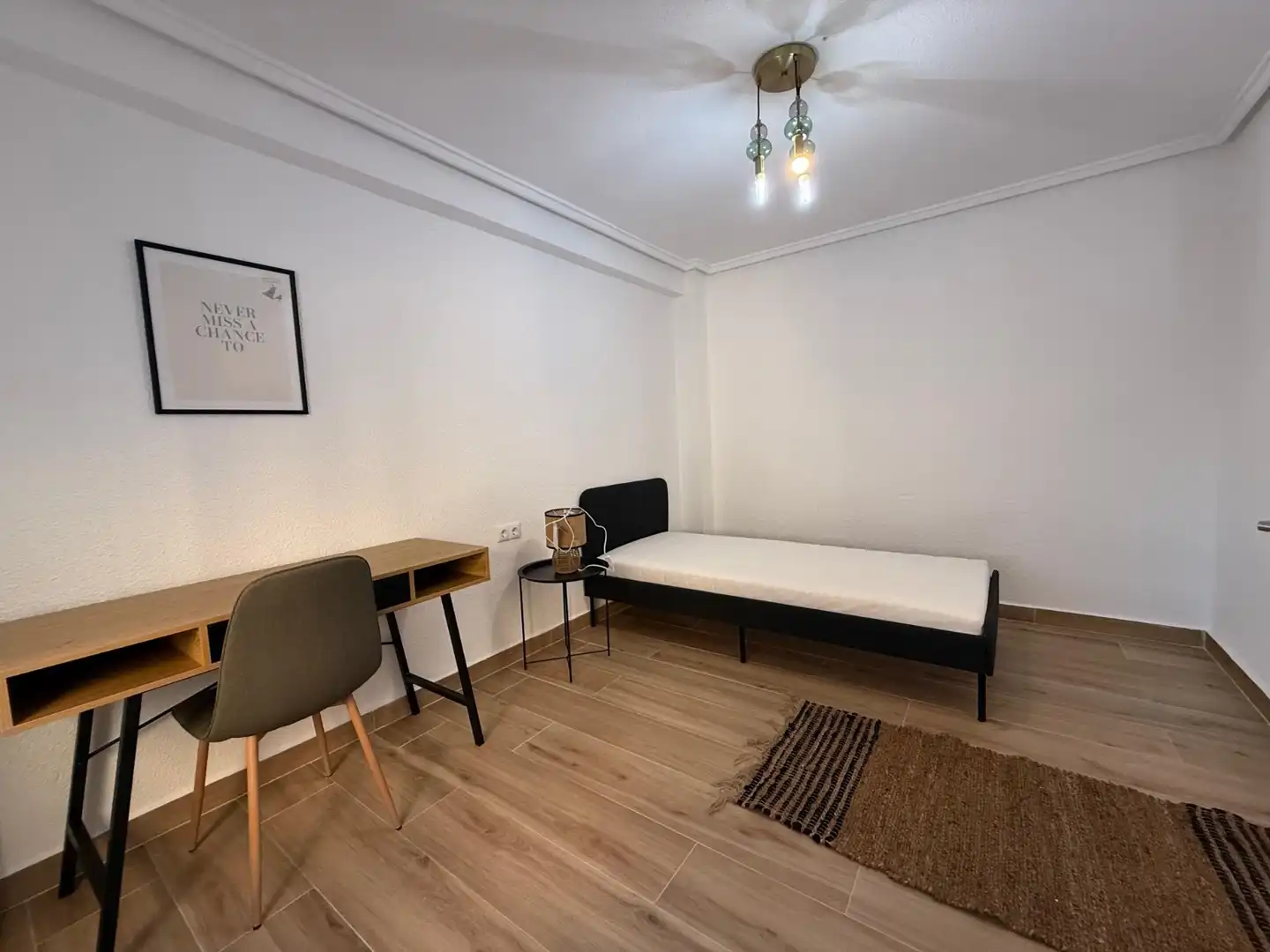 Habitación de Apartamento en venta en Catral con Lavadora, Microondas y TV