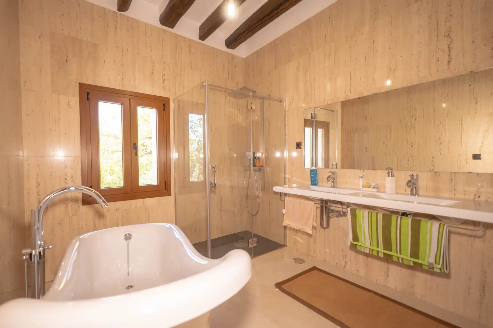 Badezimmer von Country house zum Verkauf in Válor mit Privatgarten, Terrasse und Abstellraum
