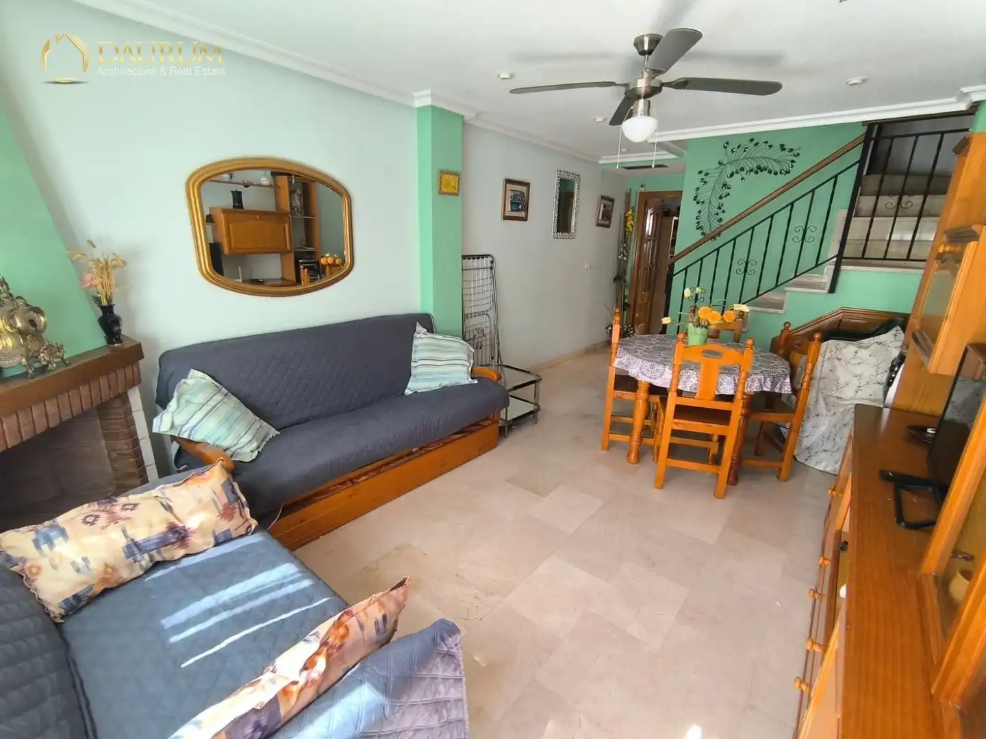 Wohnzimmer von Einfamilien-Reihenhaus zum Verkauf in Santa Pola mit Klimaanlage, Heizung und Privatgarten