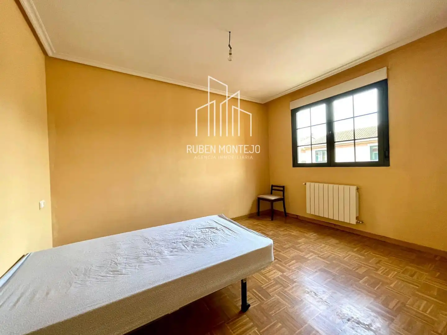 Habitación de Casa adosada en venta en Doñinos de Salamanca con Calefacción, Jardín privado y Trastero