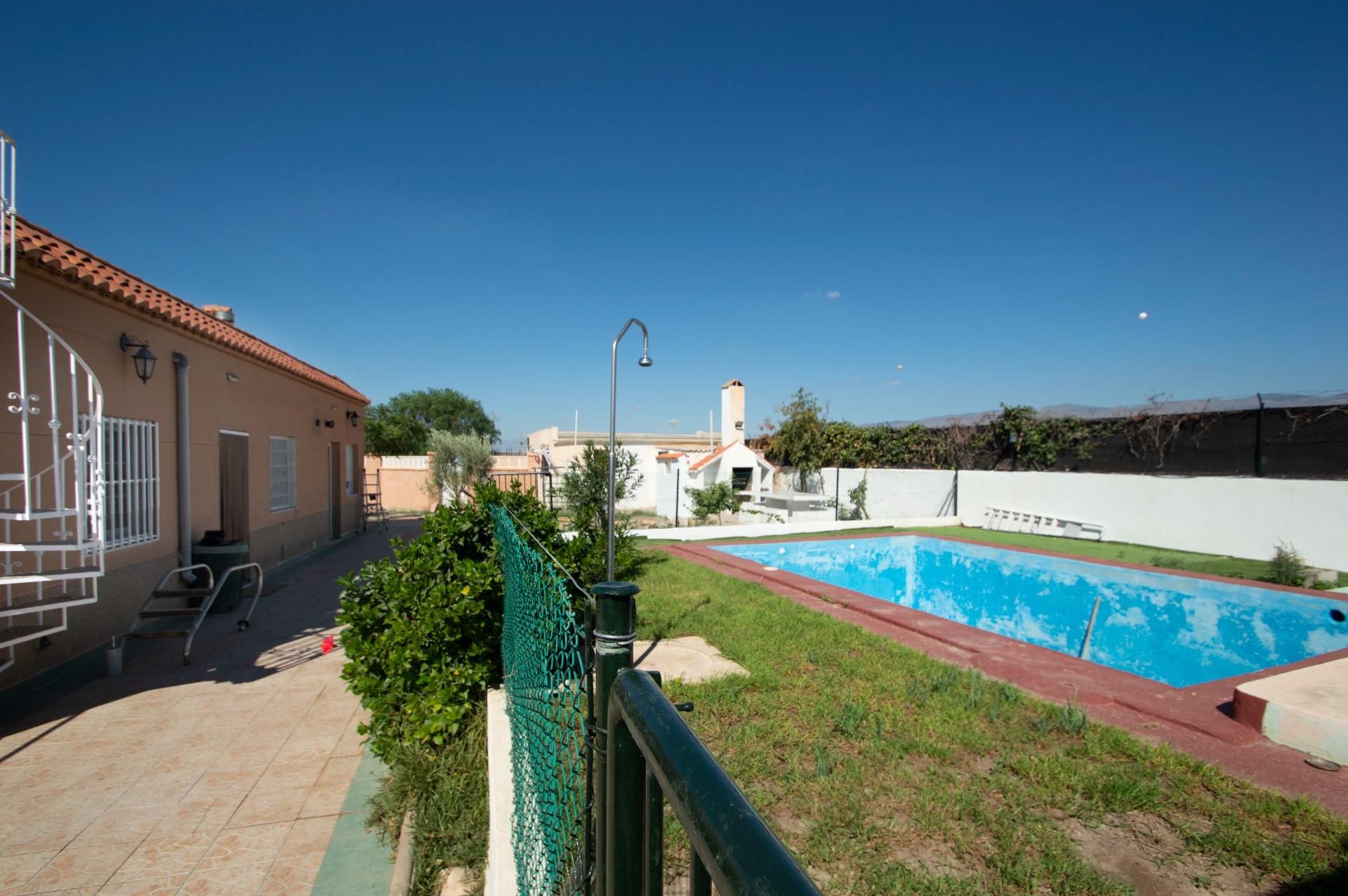 Piscina de Casa o xalet en venda en  Almería Capital amb Aire condicionat, Calefacció i Jardí privat