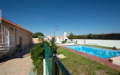 Piscina de Casa o xalet en venda en  Almería Capital amb Aire condicionat, Calefacció i Jardí privat