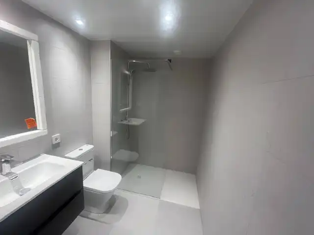 Badezimmer von Erdgeschoss zur Miete in Rubí mit Klimaanlage, Heizung und Parkett