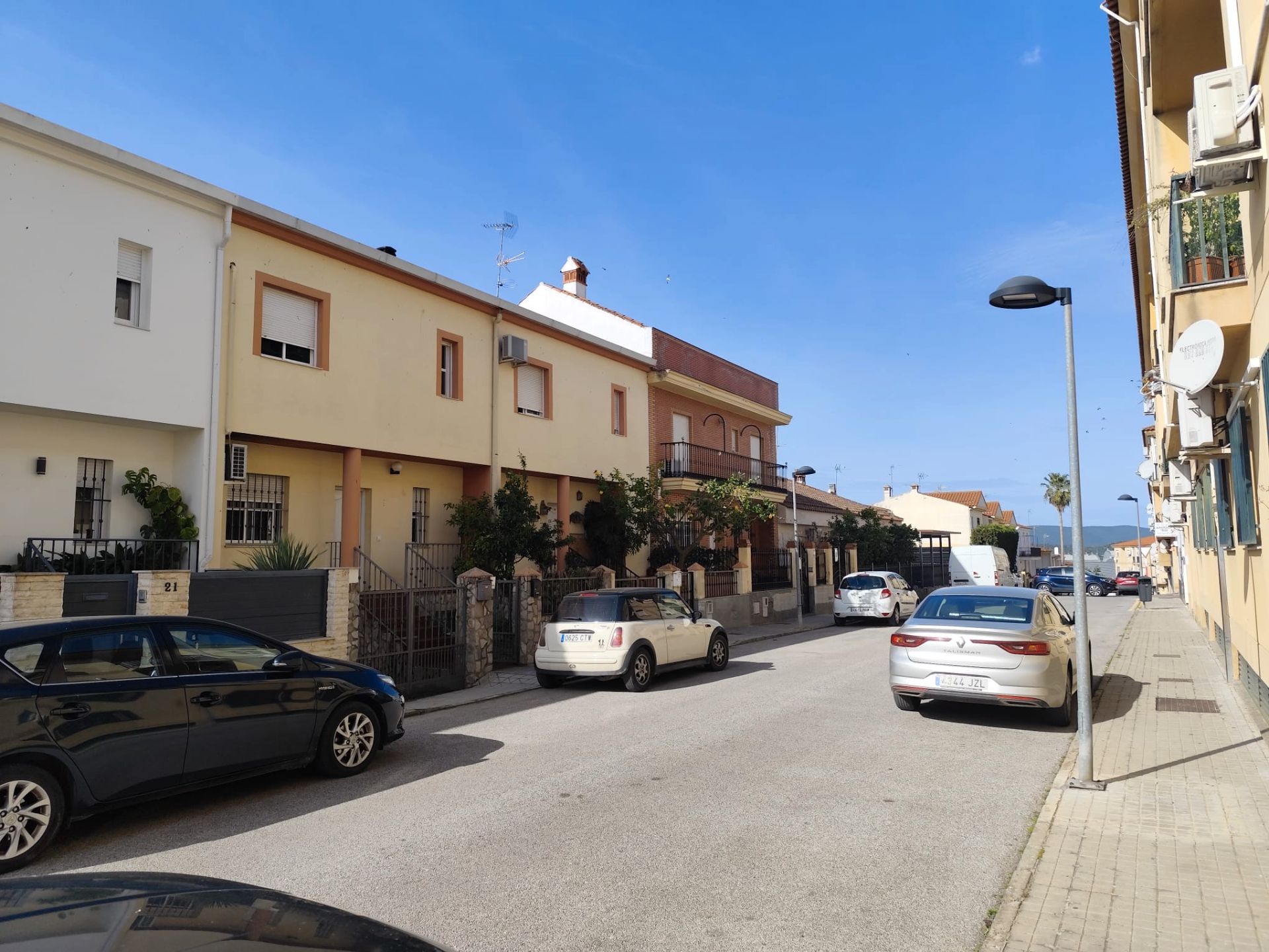 Außenansicht von Einfamilien-Reihenhaus zum Verkauf in Zafra mit Klimaanlage, Privatgarten und Abstellraum