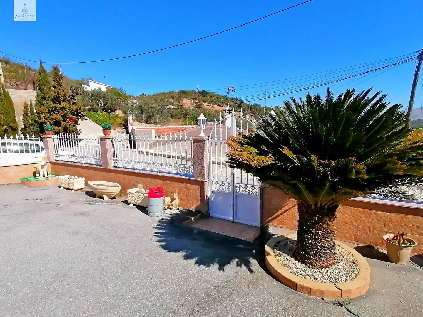 Vista exterior de Casa o xalet en venda en Loja amb Jardí privat, Terrassa i Traster