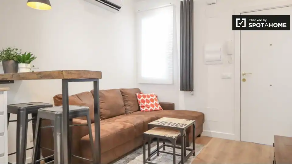 Living room of Flat for rent in Madrid  with Air Conditioner, Heating and Furnished
