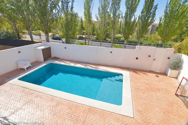 Schwimmbecken von Einfamilien-Reihenhaus zur untervermieten in Villanueva de la Cañada mit Heizung, Privatgarten und Parkett