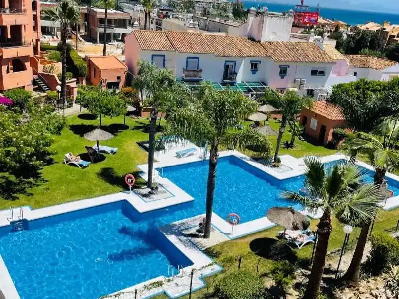 Vista exterior de Pis en venda en Manilva amb Terrassa i Piscina