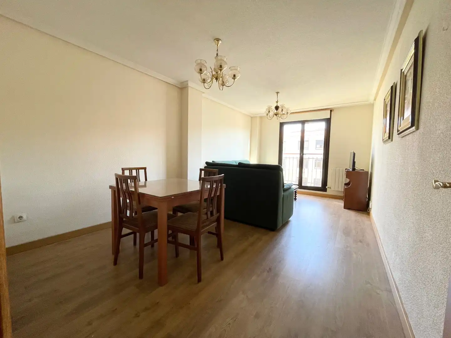 Living room of Flat for rent in Salamanca  with Heating, Parquet flooring and Furnished