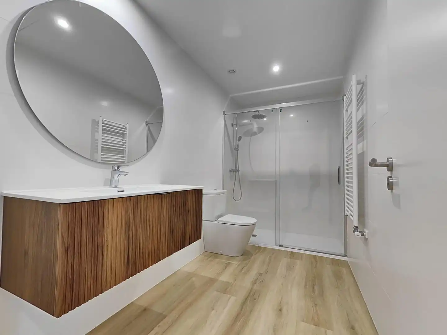 Bathroom of Flat for rent in Pontevedra Capital   with Heating, Storage room and Furnished