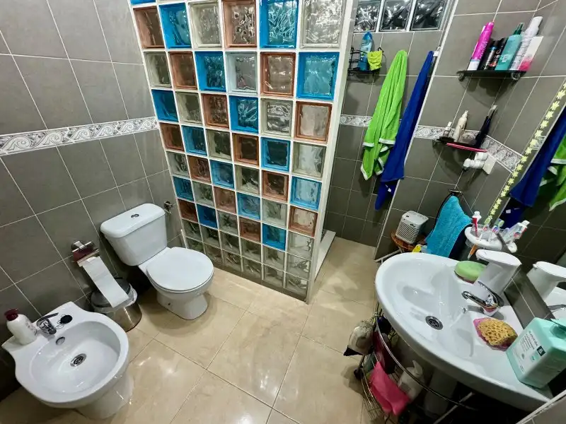 Badezimmer von Erdgeschoss zum Verkauf in Cullera mit Klimaanlage, Heizung und Privatgarten