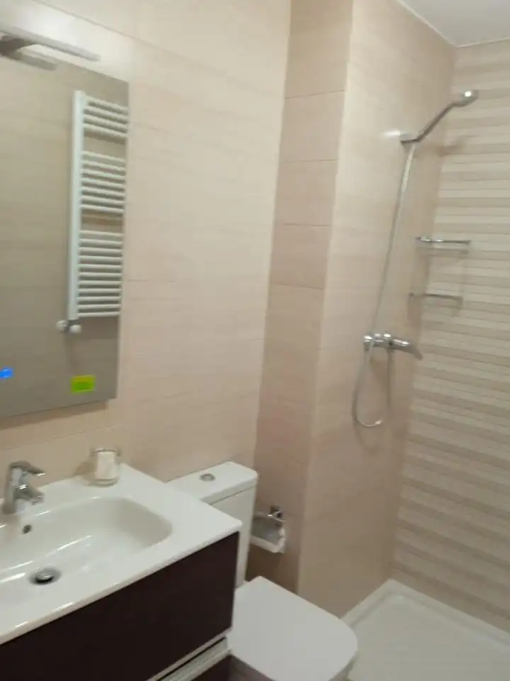 Baño de Piso de alquiler en Santiago de Compostela  con Calefacción, Terraza y Amueblado