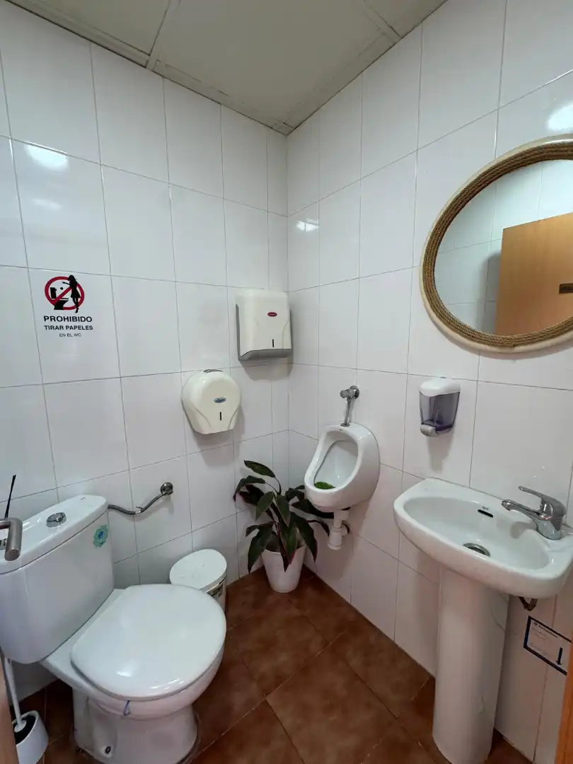 Baño de Local en traspaso en Valencia con Aire acondicionado y Amueblado