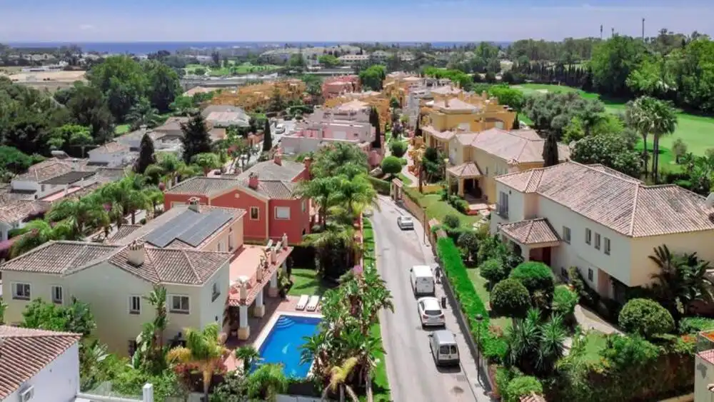 Vista exterior de Casa adosada de lloguer en Marbella amb Aire condicionat, Jardí privat i Terrassa