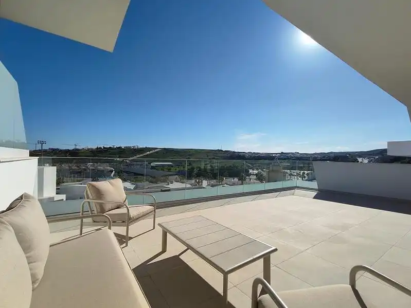 Terrasse von Dachboden zur Miete in Estepona mit Klimaanlage, Heizung und Privatgarten